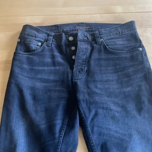 Nudie Grim Tim 32/34 - Fint skick, i princip inget slitage.