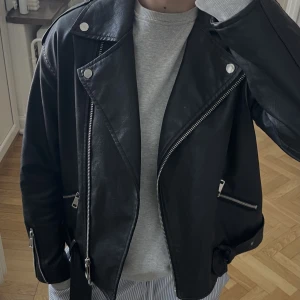 Skinnjacka  - Skinnjacka från missguided. Inga defekter. 