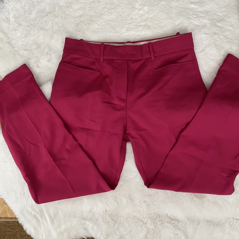 Så snygga rosa kostymbyxor, storlek M i bra skicka. Skicka privat för fler bilder . Jeans & Byxor.