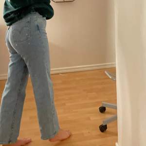 High-waist jeans från Levis! Jättebra skick, säljer för att dom blivit försmå tyvärr :( storlek 36/34! (Storlek 26)  Dom är ej ankelbyxor på mig, utan dom var fullt långa & jag är 160 ungefär! Använda fåtal gånger. Nypris 1300kr 