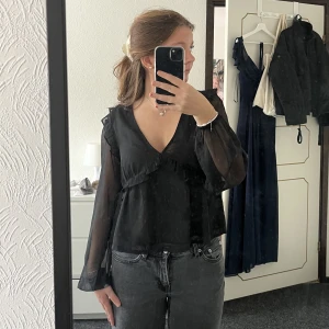 Bikbok blus  - Säljer denna fina och populära blusen från Bikbok då den bara kommit till användning några få gånger💞Blusen säljs inte längre i butik då den är helt slutsåld.