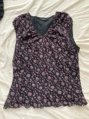 Vintage topp  - Jätte söt vintage topp med blommor och så söt modell! ❤️sitter som en xs/s
