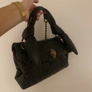 Kurt geiger - Fint skick! Nypris 2800! Man kan ta bort både bandet och kedjan om man skulle vilja! Pris kan diskuteras vid snabb affär 