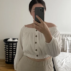 Magtröja med armar & knappar - Använd få gånger!  I bra skick! Jag är i storlek M men valde storlek L på denna för att den inte ska vara så kort!  Den är beige vit/ krämvit 