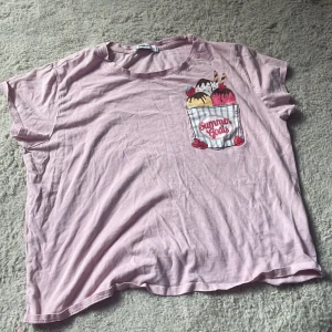 T-shirt - En jätte fin t-shirt med en glass ficka ett jätte litet hål på baksidan som du kan se men det syns knappt storlek L men jätte liten i storleken så den sitter som s/m💕