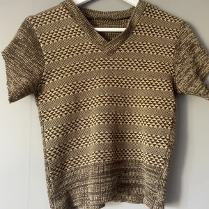 Stickad tröja  - T-shirt modell av en stickad tröja! Saknar prislapp men skulle säga att den är i storlek S-M☀️