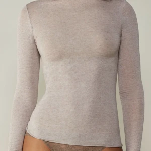 Intimissimi  - Säljer denna intimissimi tröjan då jag bara använder mina blåa. Det är lite sliten vid armarna men annars bra skick 🩷den kostar egentligen 449 men säljer den för 260kr