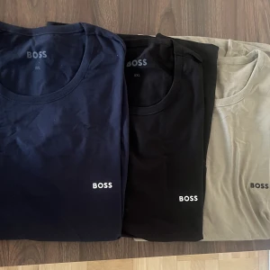 Boss/ Hugo Boss tshirtar 3 pack - 3 pack Hugo boss tshirtar  Storlek L  Ny pris 450kr   Fraktas på köparens bekostnad