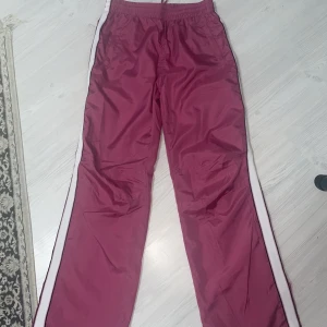 Träningsbyxor/idrottsbyxor - Sköna idrottsbyxor i storlek 146/152. Jag är 160 cm. Passar mig väl☺️. Dem är knappt använd, ser helt nya ut. Dem är tålig för regn och vind också. Priset kan diskuteras.