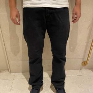 Svarta levi’s jeans modellen är 176 och väger 70 kg