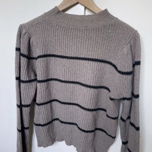 Stickad tröja - Storlek XS 🤍 Köparen står för frakt