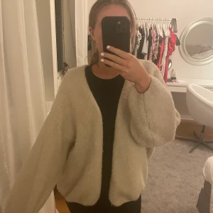 Stickad kofta - Stickad kofta i storlek L/XL. Jag har vanligtvis S men koftan sitter prefekt oversized.