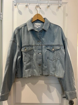 Jeansjacka  - Croppad jeansjacka som inte är rätt storlek för mig längre. Köpt förra året och endast använd ett par gånger. 