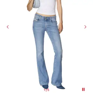 Säljer dessa skitsnygga diesel jeans i nyskick, är långa på mig som har långa ben och svårt att hitta jeans som passar!
