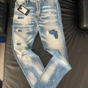 Dsq2 jeans  - Helt nya dsq2 byxor från johnells . Nypris 4800kr, köpta på rea för 1500 men passar ej. Mitt pris 1200kr