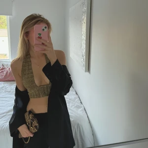 Glittrig festtopp  - Festtopp köpt av Stazzi Remake på Instagram. Alltså är den hemmasydd. Den går att knyta på flera olika sätt ⚡️⚡️Toppen är justerbar, passar därför flera storlekar. (Första bilden är lånad, men det är min topp på bilden)