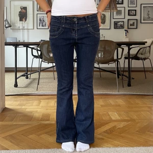 Låg midjade jeans  - Säljer dessa super snygga låg midjade jeans 