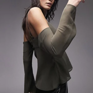 Topp - Topp från topshop i khakigrön i storlek 36💚. Aldrig använd!! Nypris 429kr