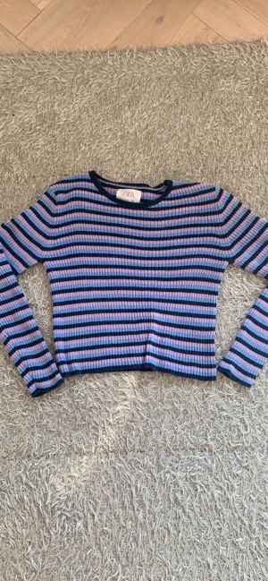 Fin tröja - Storlek 11-12 år och är blå, lila och svart färg❤️. Säljer pga inte kommer till andvändning. Aldrig andvänt⭐️