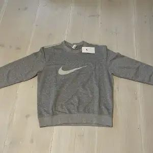 En grå sweatshirt som har den äldre looken. Säljer på grund av fel storlek. Är storlek M men sitter perfekt som S