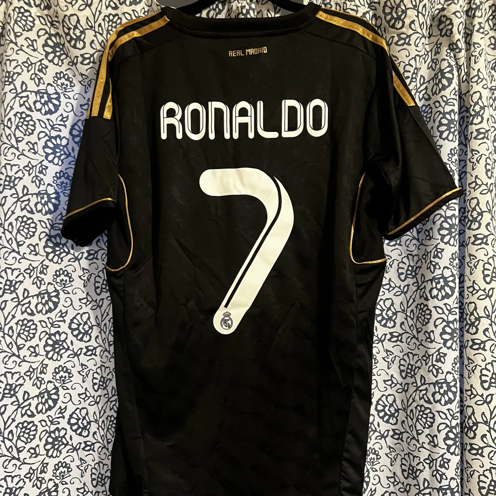 Helt ny real Madrid tröja från 2011-12. Med Ronaldo 7 bakom. Aldrig används. Skick 10/10.. T-shirts.