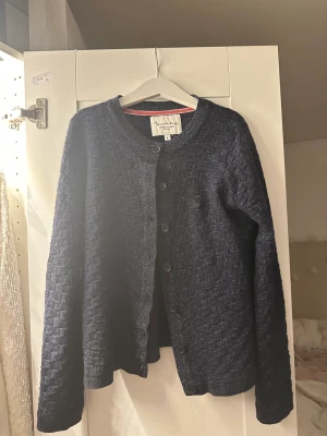 Kofta  - Säljer denna super fina koftan då den vara inte kommer till användning💕den e mörkblå med lite glitter i 
