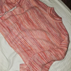 Stickad tröja - Randig stickad tröja från nelly