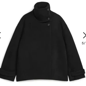 Arket kappa - Intressekoll på denna fina kappa ifrån arket! Säljer vid bra bud. Skriv för fler bilder eller funderingar 🥰🙌🏼lägger ut igen pga de andra köpet ej blev av