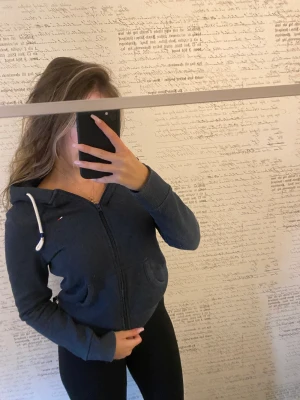 Tommy  - Säljer denna gråa super fina Tommy hilfiger tröjan i storlek S nyskick och säljs för 180kr