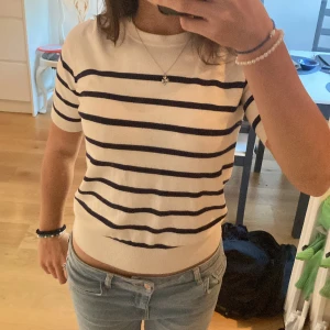 Stickad T - shirt  - Säljer denna jätte fina stickade t-  shirten från Zara då den inte kommer till användning längre. Har andvänt ett fåtal gånger så den är i ny skick. Tryck på köp nu om du vill köpa eller om du har några frågor kontakta gärna 💗💗💗