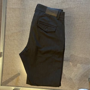 Oanvänd Elvine kostymbyxa slim-fit  - Svartgrå kostymbyxa med rejält tyg 