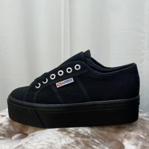 Superga sneakers - Svarta Superga sneakers. Helt nya, utan defekter. Orginalpris är 850. 