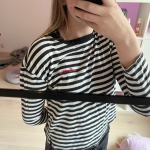 Randig tröja🫶🏻 - Randig tröja jag säljer så den passar längre!💗lite urtvättad men märks inte💋