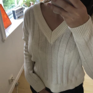 Vit tröja - En vit tröja i storlek 8 men skulle säga att det är samma som storlek S.