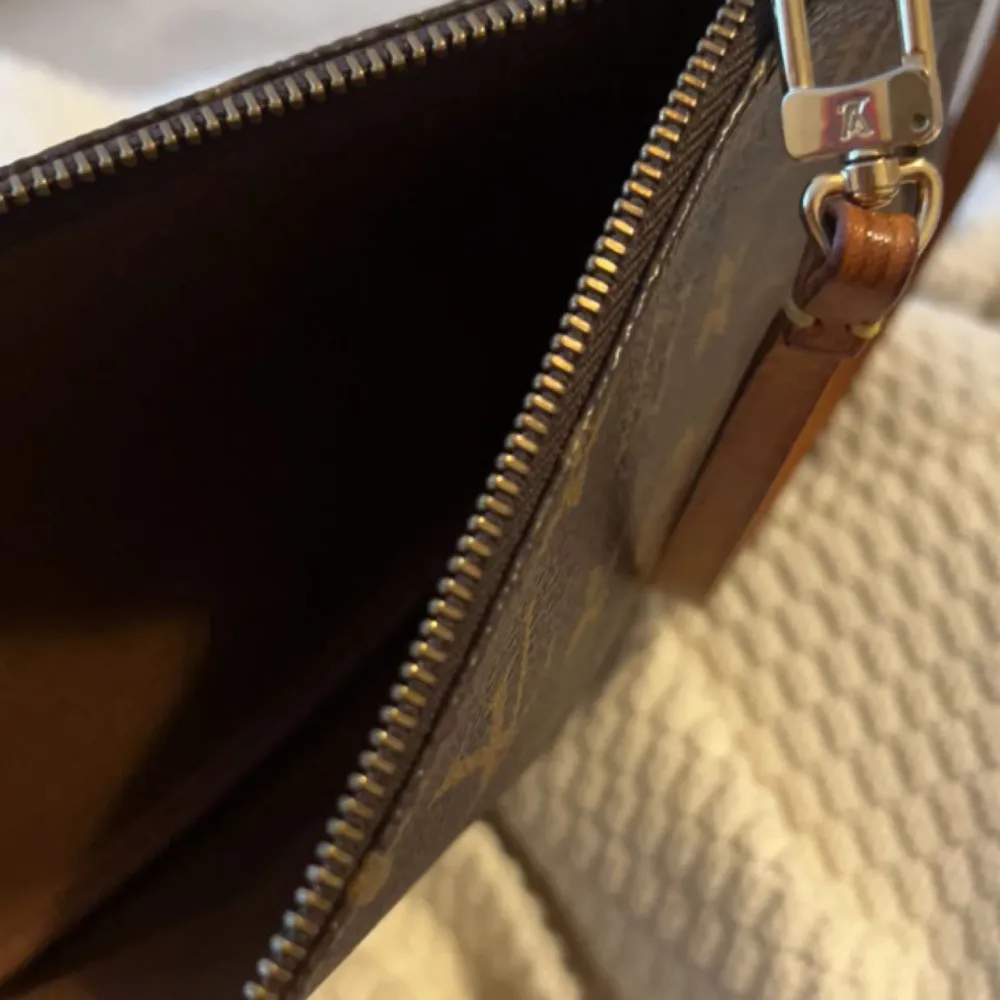Säljer min Louis Vuitton väska köpt via Vestaire Collective. Vid köpet har äkthetskontroller m.m genomförts. Väskan är vintage och i superfint skick. Inget inuti som är trasigt eller några repor, endast lite avskavt på dragkedjan.. Väskor.