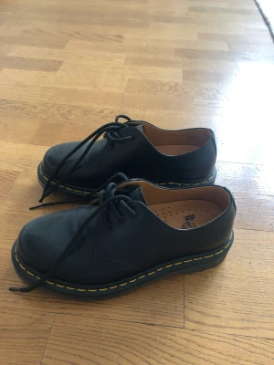 Dr.Martens - Klassiska låga Dr.Martens i storlek 36 Aldrig använda då dom också varit lite för små