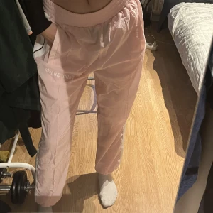 Palm Angels track pants  - Aldrig använda, i storlek L men passar mig som har S, tags följer med. Skriv vid minsta lilla fundering🙂