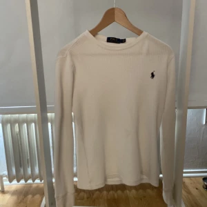 Ralphlauren tröja - Tja säljer nu denna as feta tröja från polo ralphlauren. Jag säljer pga den är lite förstor för mig. Tröjan är i mycket bra skick skulle säga 8/9 av 10. Tröjan har inga defekter. Vid fråga eller fundering så är det bara att fråga. Pris kan diskuteras.