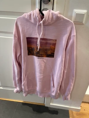 Rosa Hoodie med tryck  - Fin välanvänd Hoodie 