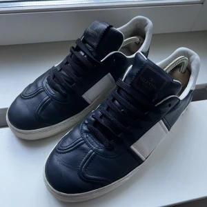 Valentino flycrew  - Säljer dessa valentino flycrew, skicket är 7,5/10, bara skorna ingår, skriv vid frågor och funderingar. 