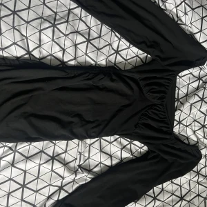 Svart klänning  - Svart fin klänning från Shein. Använt den några gånger men är i fint skick. Sitter jättefint på. Storlek S.