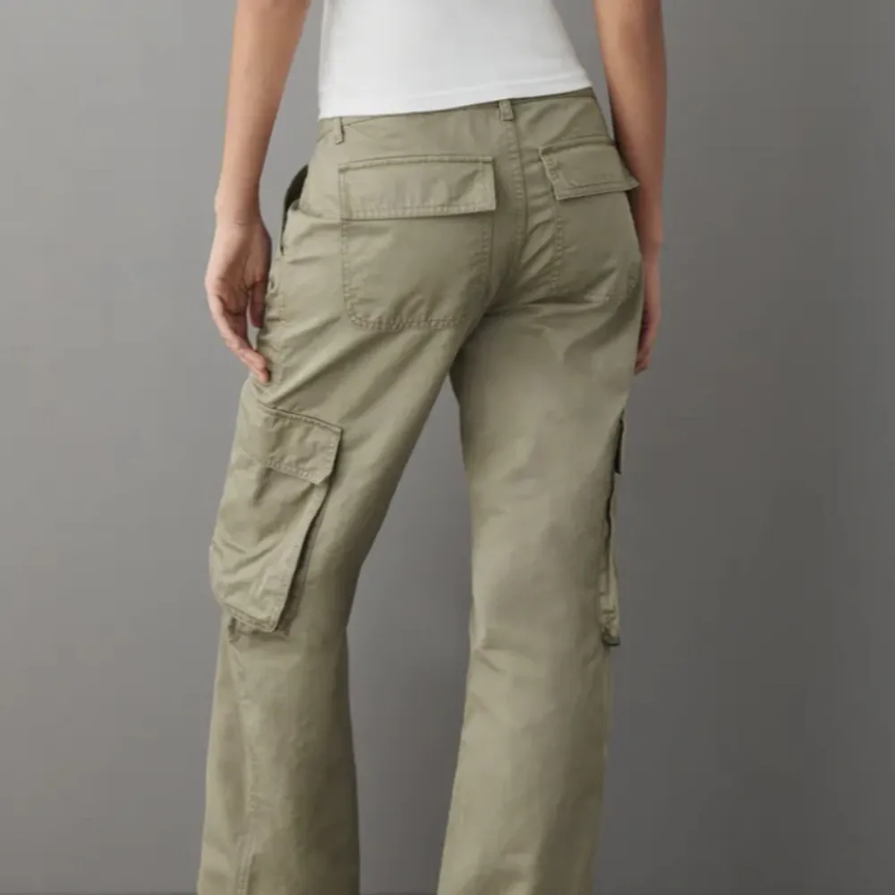 Supersnygga gröna cargo jeans med låg midja. Använda en gång då de inte passade mig. Nyskick!. Jeans & Byxor.