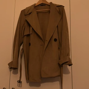 Mocka jacka  - En beige/brun mockavariant -jacka. Använd fåtal gånger 