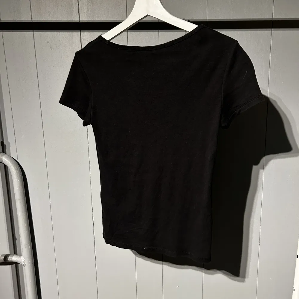 Svart Levi’s T-shirt  I gott skick 💞. T-shirts.