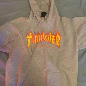 Grå thrasher hoodie storlek m. Knappt använd nyskick.