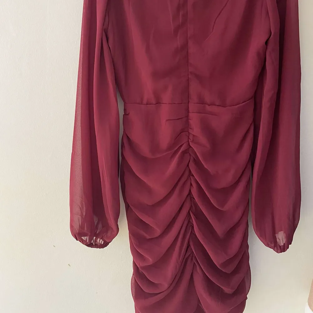 Fin Vin röd kläning  Från Vero Moda (Slutsåld) har inte använt den i storlek XS.. Klänningar.