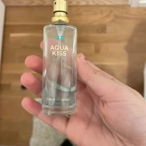 victoria secret  - aqua kiss av victoria secret, jätte god bara inte använd så mycket