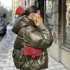 Shiny green puffer - Jacka från H&M i en mörk olivgrön färg. Materialet är glasigt. Använd 2 gånger totalt. 🫶🏻Beställde en stor storlek för oversized look. Har vanligtvis xs/s. Sista bilden är min🫶🏻 Jackan kommer bara i 3 storlekar xs/s m/l och xl/xxl.  Alva Blomdahl har M/L💗
