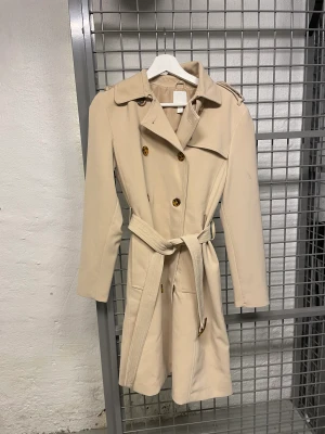 Trenchcoat från H&M - Säljer min fina trench i nyskick från H&M, 250! Storlek 36. 