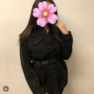 Jeans jacka med bälte  - Svart jeans jacka med bälte, använd 1 gång. Pris kan diskuteras vid snabb affär 